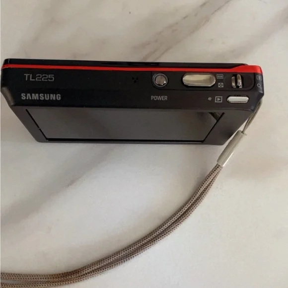 Samsung Digital Camera - Black and Red - Picture 3 of 6